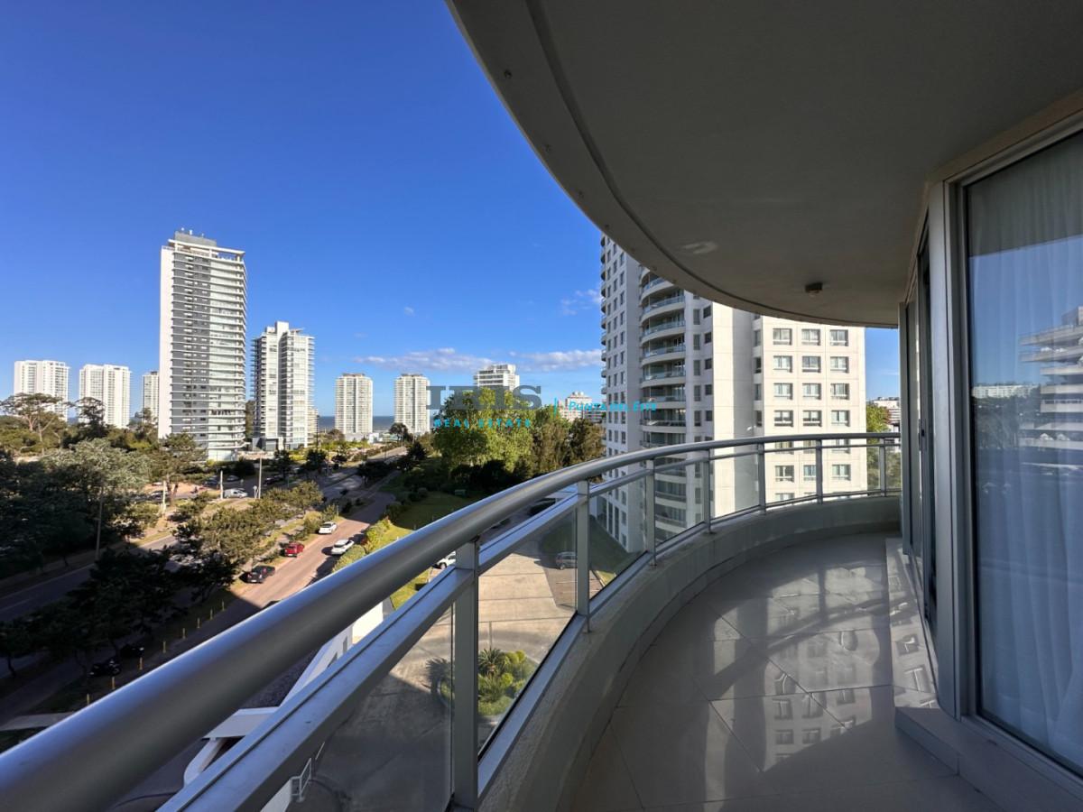Hermoso apartamento en venta de 3 dormitorios y dependencia en Punta del Este.