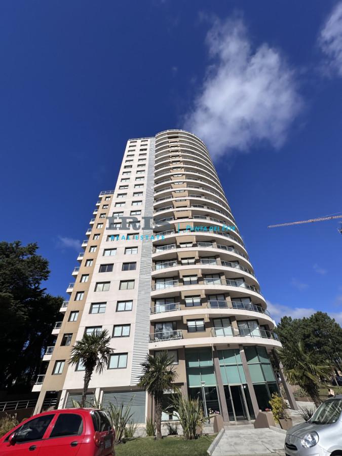 En venta apartamento con excelente vista, de 3 dormitorios en Roosevelt.