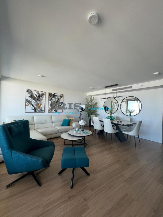 Vende apartamento de 2 dormitorios en suite, con balcon, en Mansa - Punta del Este