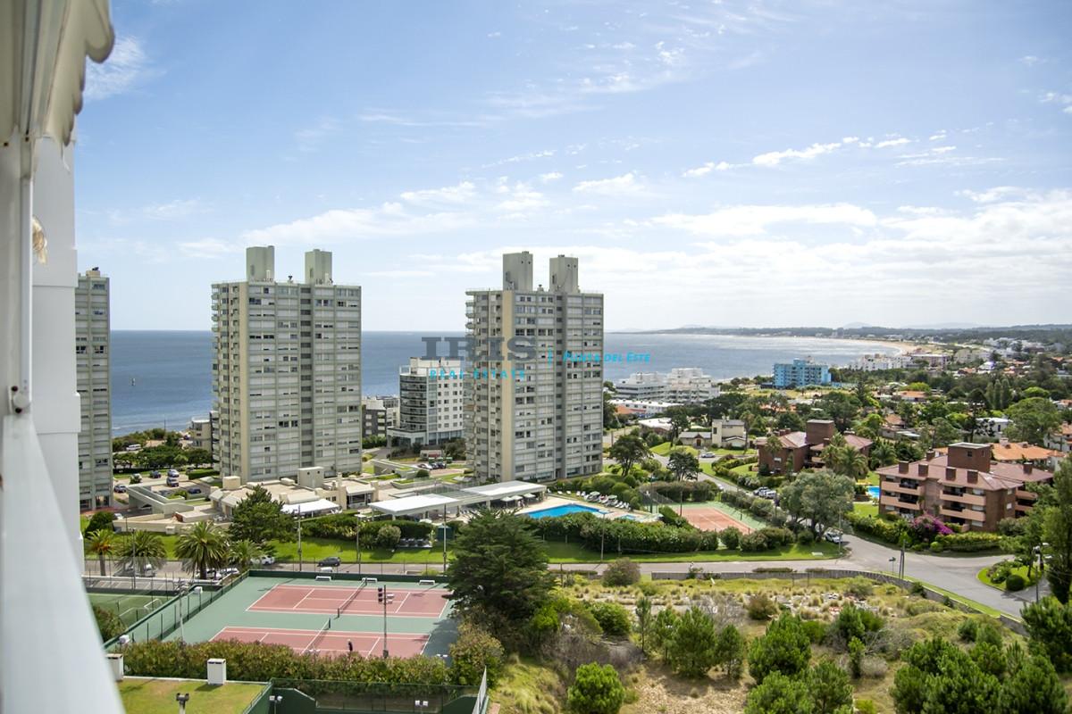 Punta Del Este,  Vende apartamento de 4 dormitorios con 2 cocheras en Lincon Center, Playa Mansa, Punta del Este