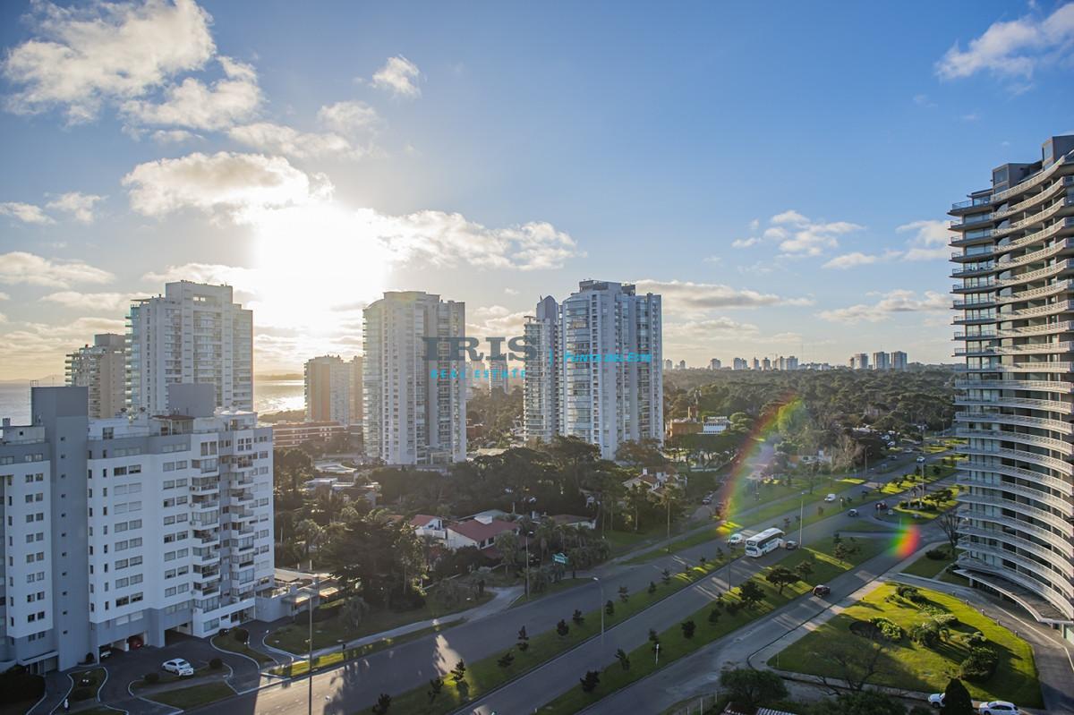 Vende apartamento de 2 dormitorios en Punta del Este.