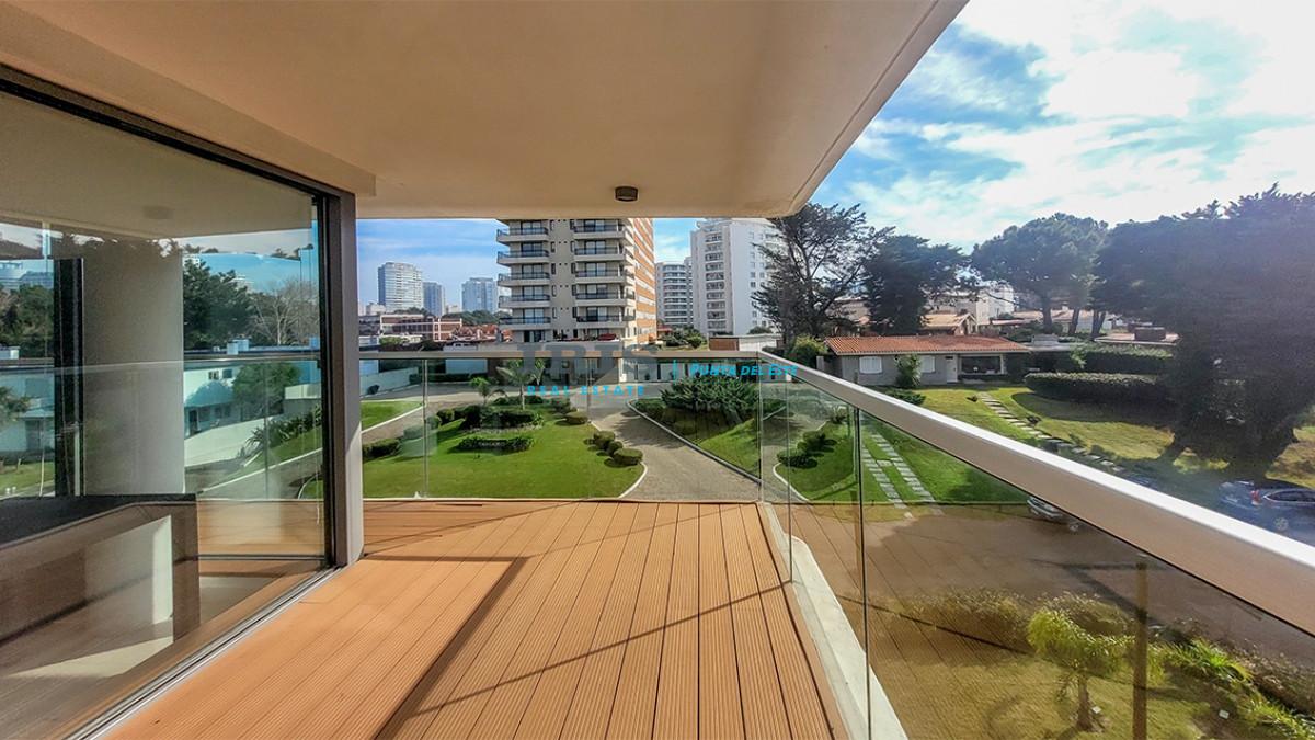 Apartamento de 2 dormitorios en venta en Punta del Este, Edif. Chronos