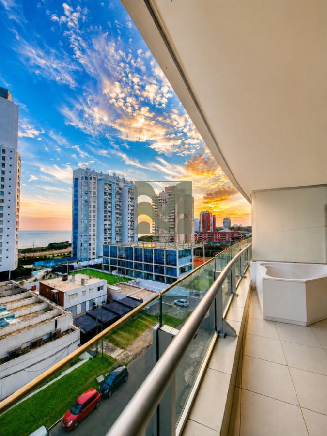 Departamento en venta en Seasons Tower, a metros del mar.