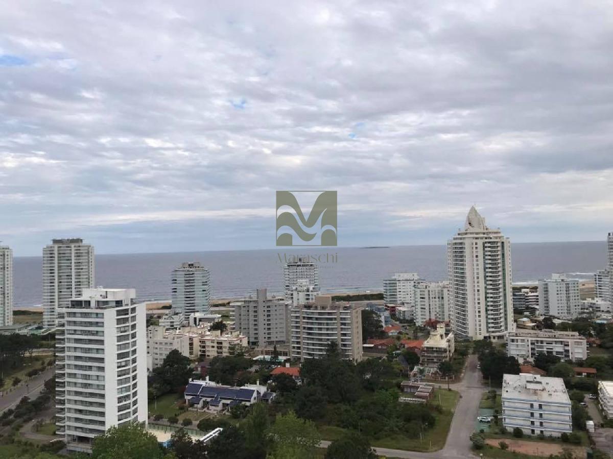 Vende apartamento de 2 dormitorios en Punta del Este con vista al mar