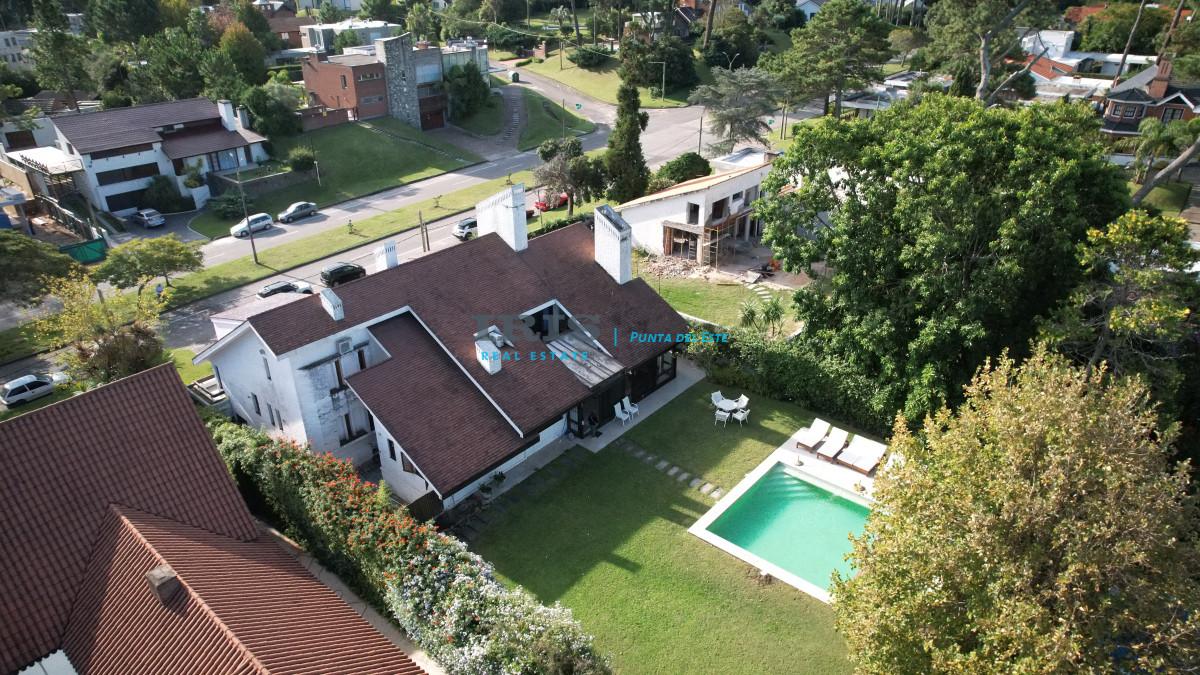 Casa a la venta en playa mansa Punta Del Este, gran tamaño ubicada en zona privilegiada.