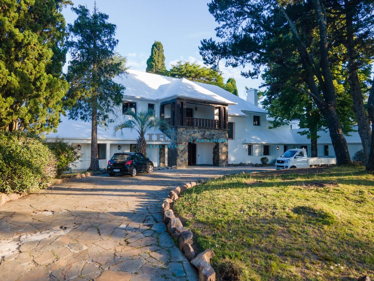 En venda Espectacular Mansión de 10 dormitorios en  Golf, Punta del Este.