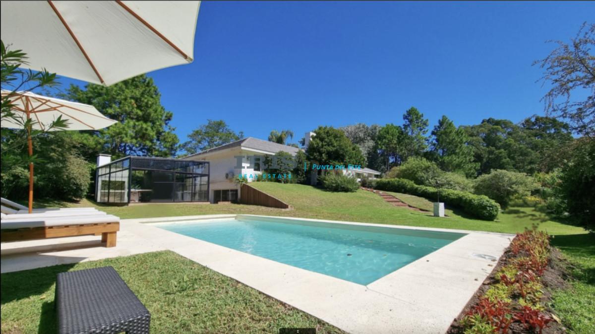 En venta espectacular casa de 5 dormitorios en Golf, Punta del Este