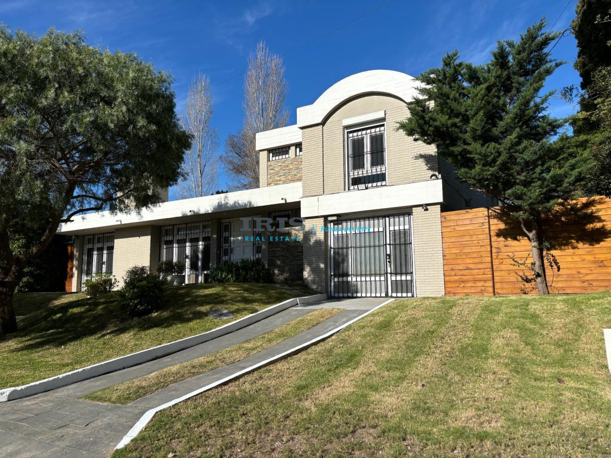 EXCEPCIONAL CASA EN VENTA DE 4 DORMITORIOS