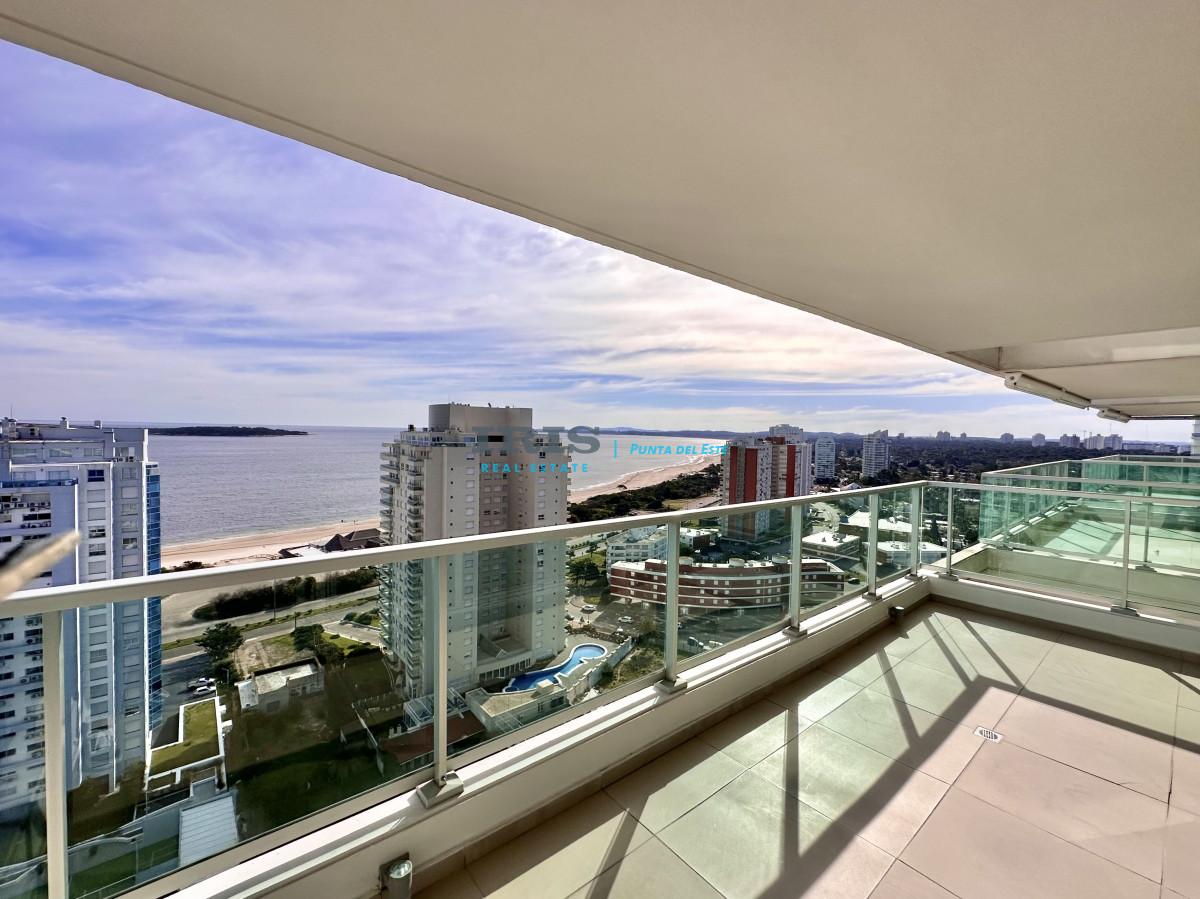 Apartamento de dos dormitorios con parrillero en venta Playa Mansa.