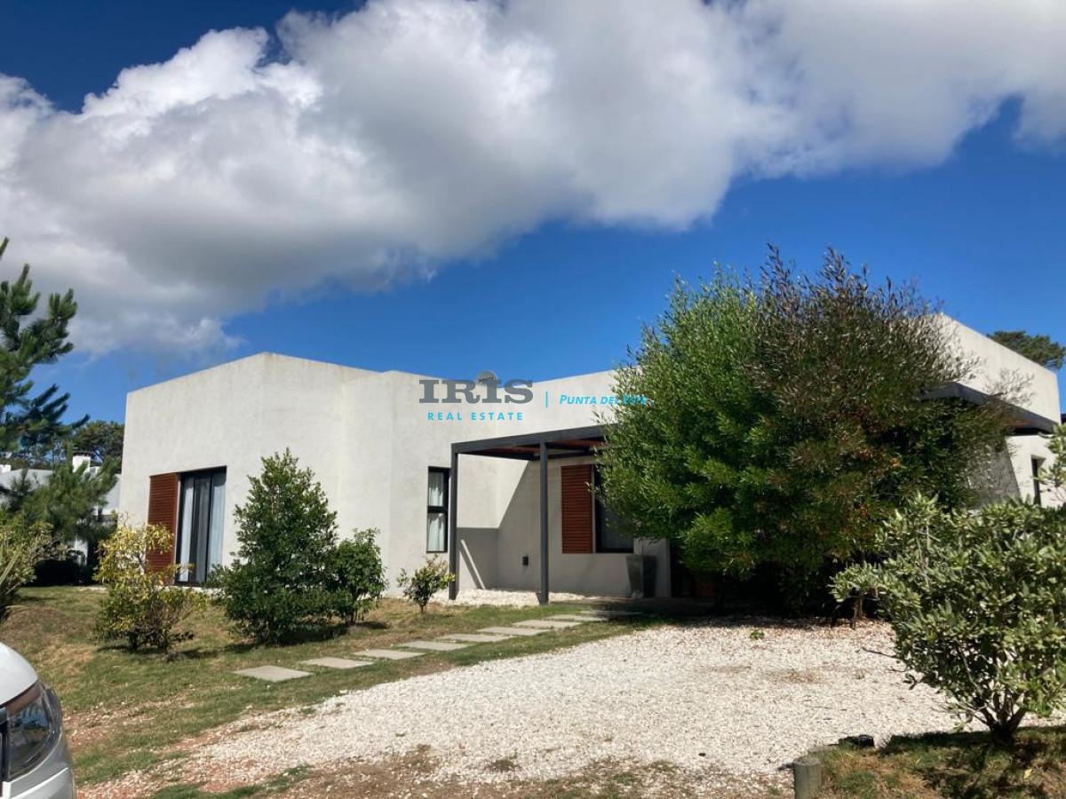 Hermosa casa en barrio privado de Punta del Este .Ref:7017