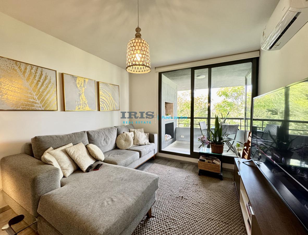 Venta apartamento en Punta del este, 2 dormitorios, 1 baño, balcon con parrillero