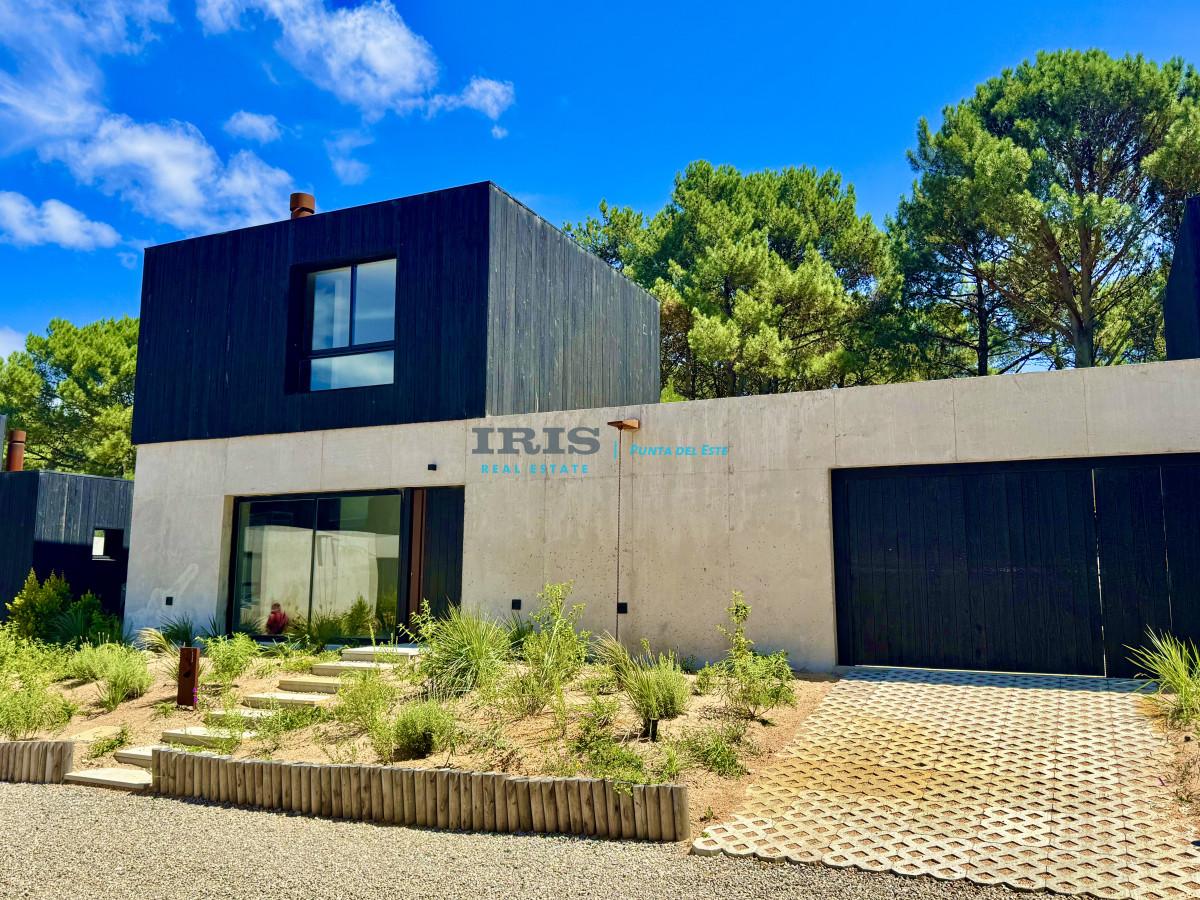 Venta Casa en Punta Ballena, 3 dormitorios y 3 baños, barrio privado