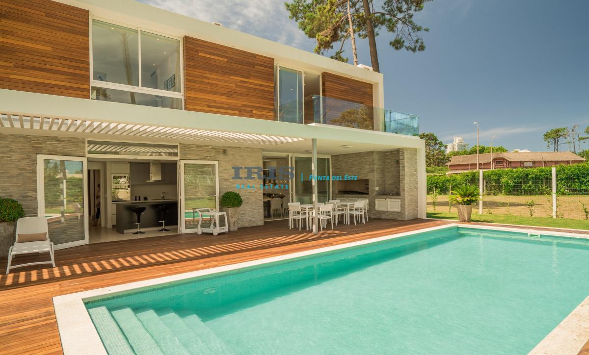 Venta casa en Playa Mansa, 4 dormitorios, 5 baños, piscina, barrio privado