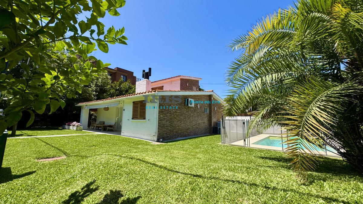Venta Casa en Punta del Este, 3 dormitorios 3 baños, piscina climatizada