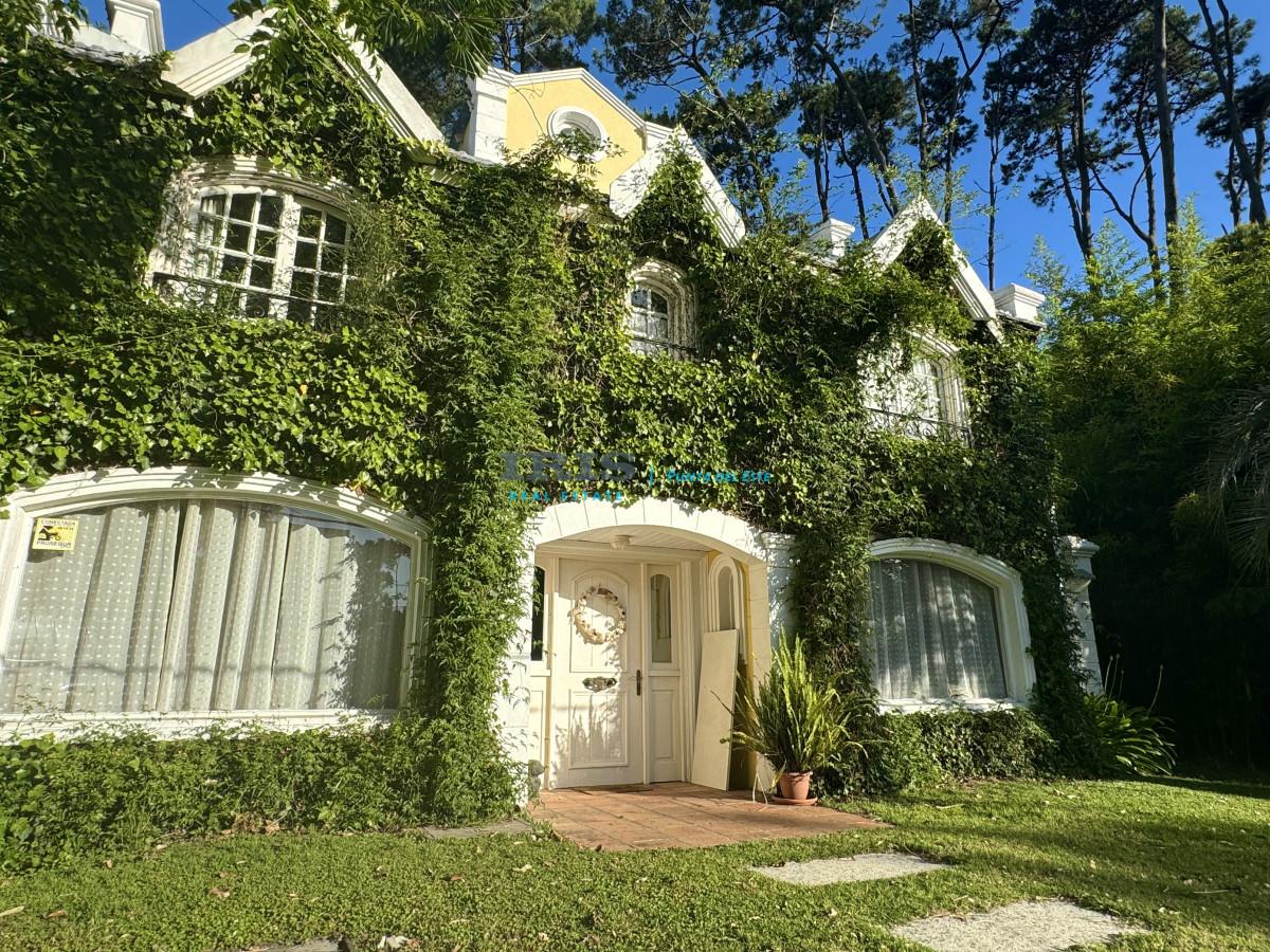 Casa de 3 Dormitorios en Venta, zona Pinares